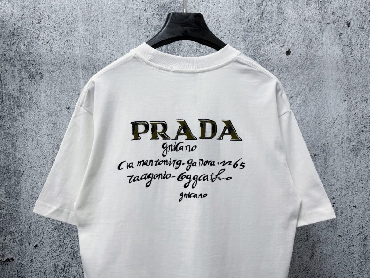 P70 【PRADA】普拉达26SS经典植绒印花字母短袖T恤男女同款 采用顶级280克定制双纱纯棉面料质感非常柔软舒服 搭配320克1x1螺纹(面料螺纹同缸定染无色差不易变形)定制 领标洗水唛吊牌 包装🎗 os落肩宽松版型春夏最新砖柜同步男女同款 颜色:黑色，白色 尺码：XS-L