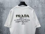 P70 【PRADA】普拉达26SS经典植绒印花字母短袖T恤男女同款 采用顶级280克定制双纱纯棉面料质感非常柔软舒服 搭配320克1x1螺纹(面料螺纹同缸定染无色差不易变形)定制 领标洗水唛吊牌 包装🎗 os落肩宽松版型春夏最新砖柜同步男女同款 颜色:黑色，白色 尺码：XS-L