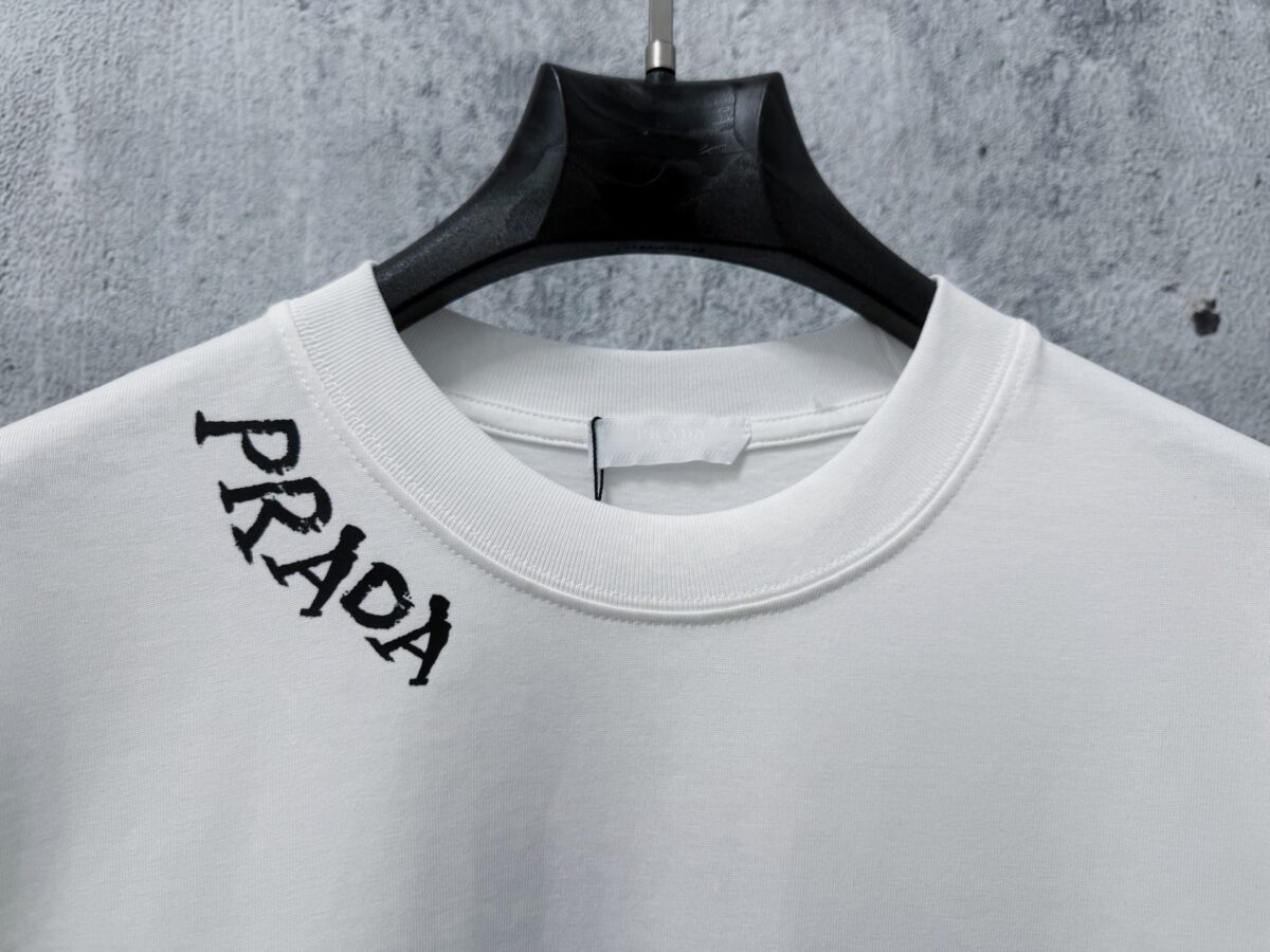 P70 【PRADA】普拉达26SS经典植绒印花字母短袖T恤男女同款 采用顶级280克定制双纱纯棉面料质感非常柔软舒服 搭配320克1x1螺纹(面料螺纹同缸定染无色差不易变形)定制 领标洗水唛吊牌 包装🎗 os落肩宽松版型春夏最新砖柜同步男女同款 颜色:黑色，白色 尺码：XS-L