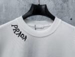 P70 【PRADA】普拉达26SS经典植绒印花字母短袖T恤男女同款 采用顶级280克定制双纱纯棉面料质感非常柔软舒服 搭配320克1x1螺纹(面料螺纹同缸定染无色差不易变形)定制 领标洗水唛吊牌 包装🎗 os落肩宽松版型春夏最新砖柜同步男女同款 颜色:黑色，白色 尺码：XS-L
