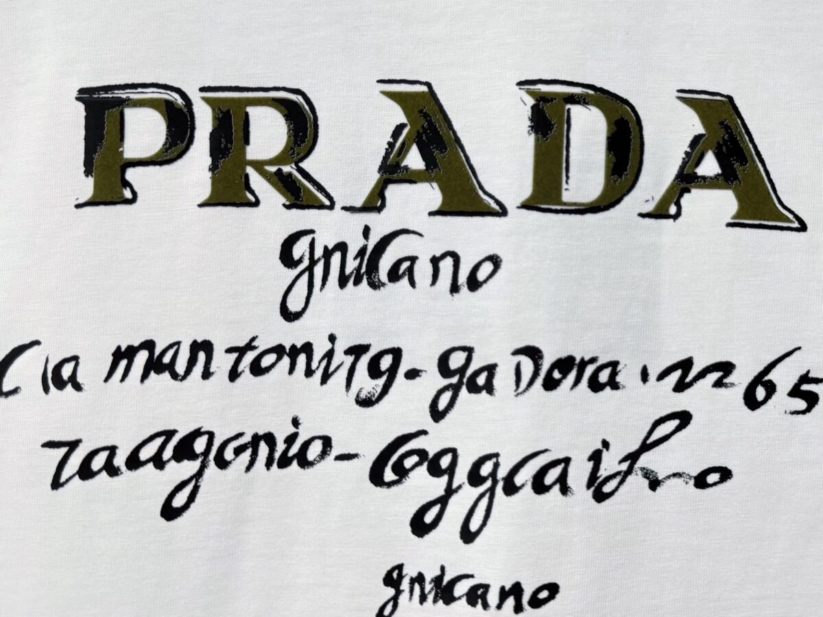 P70 【PRADA】普拉达26SS经典植绒印花字母短袖T恤男女同款 采用顶级280克定制双纱纯棉面料质感非常柔软舒服 搭配320克1x1螺纹(面料螺纹同缸定染无色差不易变形)定制 领标洗水唛吊牌 包装🎗 os落肩宽松版型春夏最新砖柜同步男女同款 颜色:黑色，白色 尺码：XS-L