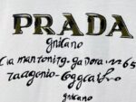 P70 【PRADA】普拉达26SS经典植绒印花字母短袖T恤男女同款 采用顶级280克定制双纱纯棉面料质感非常柔软舒服 搭配320克1x1螺纹(面料螺纹同缸定染无色差不易变形)定制 领标洗水唛吊牌 包装🎗 os落肩宽松版型春夏最新砖柜同步男女同款 颜色:黑色，白色 尺码：XS-L