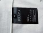 P70 【PRADA】普拉达26SS经典植绒印花字母短袖T恤男女同款 采用顶级280克定制双纱纯棉面料质感非常柔软舒服 搭配320克1x1螺纹(面料螺纹同缸定染无色差不易变形)定制 领标洗水唛吊牌 包装🎗 os落肩宽松版型春夏最新砖柜同步男女同款 颜色:黑色，白色 尺码：XS-L
