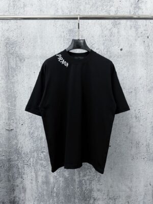 weigou_197927_0_e90e18d8f0 P70 【PRADA】普拉达26SS经典植绒印花字母短袖T恤男女同款 采用顶级280克定制双纱纯棉面料质感非常柔软舒服 搭配320克1x1螺纹(面料螺纹同缸定染无色差不易变形)定制 领标洗水唛吊牌 包装🎗 os落肩宽松版型春夏最新砖柜同步男女同款 颜色:黑色,白色 尺码:XS-L