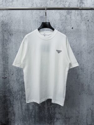 weigou_197942_0_dae4b5724f P70 【PRADA】普拉达26SS经典压胶字母短袖T恤男女同款 采用顶级280克定制双纱纯棉面料质感非常柔软舒服 搭配320克1x1螺纹(面料螺纹同缸定染无色差不易变形)定制 领标洗水唛吊牌 包装🎗 os落肩宽松版型春夏最新砖柜同步男女同款 颜色:黑色,白色 尺码:XS-L