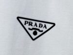 weigou_197942_2_d8fef3c00f P70 【PRADA】普拉达26SS经典压胶字母短袖T恤男女同款 采用顶级280克定制双纱纯棉面料质感非常柔软舒服 搭配320克1x1螺纹(面料螺纹同缸定染无色差不易变形)定制 领标洗水唛吊牌 包装🎗 os落肩宽松版型春夏最新砖柜同步男女同款 颜色:黑色,白色 尺码:XS-L