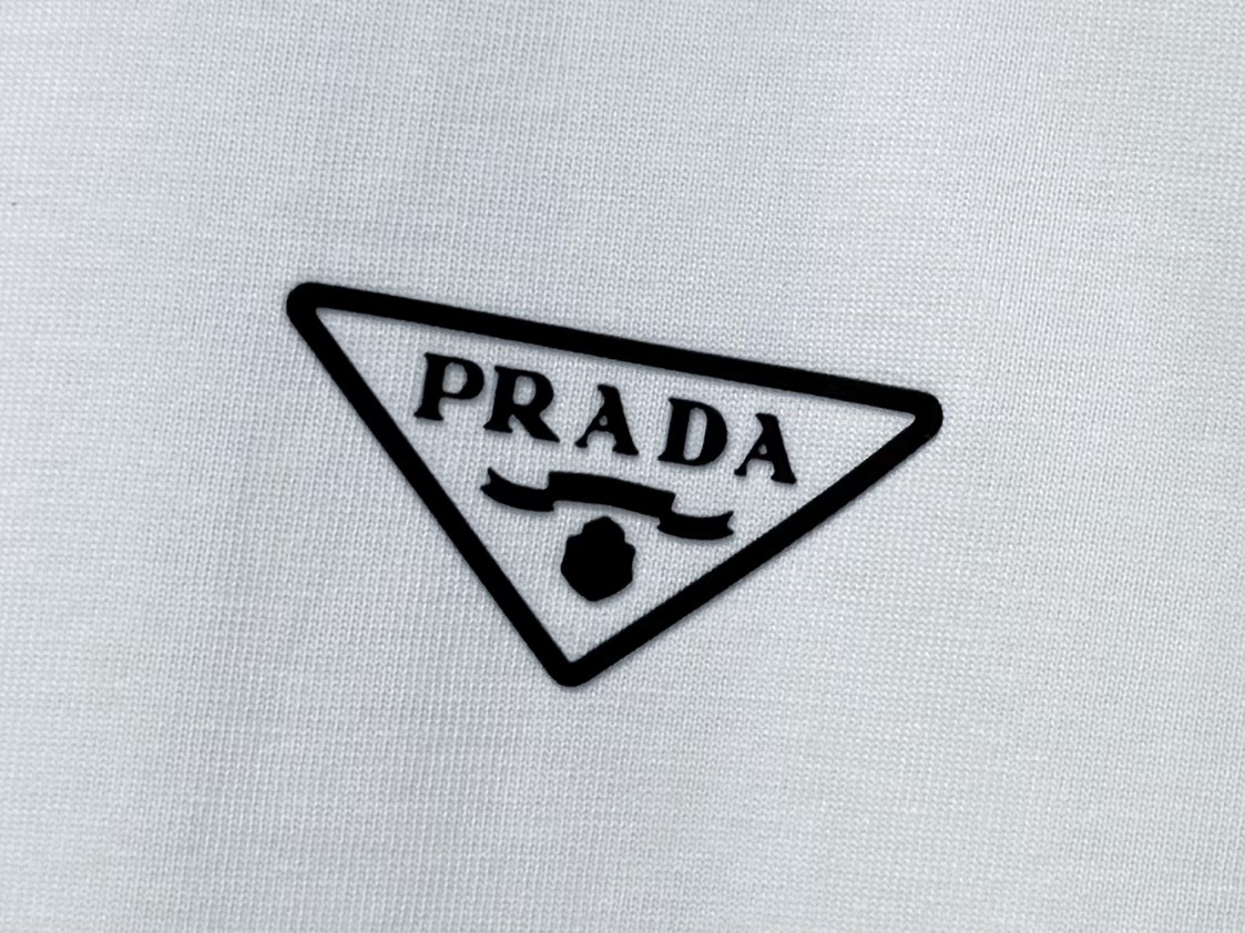 weigou_197942_2_d8fef3c00f P70 【PRADA】普拉达26SS经典压胶字母短袖T恤男女同款 采用顶级280克定制双纱纯棉面料质感非常柔软舒服 搭配320克1x1螺纹(面料螺纹同缸定染无色差不易变形)定制 领标洗水唛吊牌 包装🎗 os落肩宽松版型春夏最新砖柜同步男女同款 颜色:黑色,白色 尺码:XS-L
