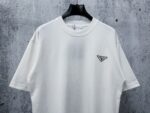 weigou_197942_4_b4470d5804 P70 【PRADA】普拉达26SS经典压胶字母短袖T恤男女同款 采用顶级280克定制双纱纯棉面料质感非常柔软舒服 搭配320克1x1螺纹(面料螺纹同缸定染无色差不易变形)定制 领标洗水唛吊牌 包装🎗 os落肩宽松版型春夏最新砖柜同步男女同款 颜色:黑色,白色 尺码:XS-L