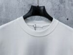 weigou_197942_5_346d28445b P70 【PRADA】普拉达26SS经典压胶字母短袖T恤男女同款 采用顶级280克定制双纱纯棉面料质感非常柔软舒服 搭配320克1x1螺纹(面料螺纹同缸定染无色差不易变形)定制 领标洗水唛吊牌 包装🎗 os落肩宽松版型春夏最新砖柜同步男女同款 颜色:黑色,白色 尺码:XS-L