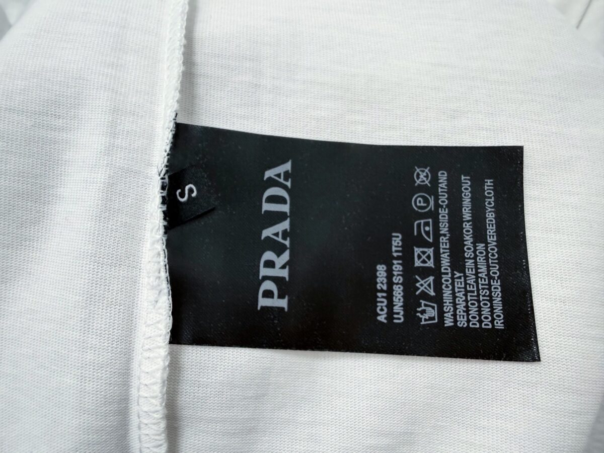 weigou_197942_8_8ecfc9fb0f P70 【PRADA】普拉达26SS经典压胶字母短袖T恤男女同款 采用顶级280克定制双纱纯棉面料质感非常柔软舒服 搭配320克1x1螺纹(面料螺纹同缸定染无色差不易变形)定制 领标洗水唛吊牌 包装🎗 os落肩宽松版型春夏最新砖柜同步男女同款 颜色:黑色,白色 尺码:XS-L