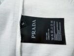 weigou_197942_8_8ecfc9fb0f P70 【PRADA】普拉达26SS经典压胶字母短袖T恤男女同款 采用顶级280克定制双纱纯棉面料质感非常柔软舒服 搭配320克1x1螺纹(面料螺纹同缸定染无色差不易变形)定制 领标洗水唛吊牌 包装🎗 os落肩宽松版型春夏最新砖柜同步男女同款 颜色:黑色,白色 尺码:XS-L