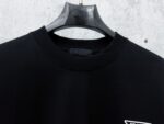 weigou_197957_3_551949d27f P70 【PRADA】普拉达26SS经典压胶字母短袖T恤男女同款 采用顶级280克定制双纱纯棉面料质感非常柔软舒服 搭配320克1x1螺纹(面料螺纹同缸定染无色差不易变形)定制 领标洗水唛吊牌 包装🎗 os落肩宽松版型春夏最新砖柜同步男女同款 颜色:黑色,白色 尺码:XS-L