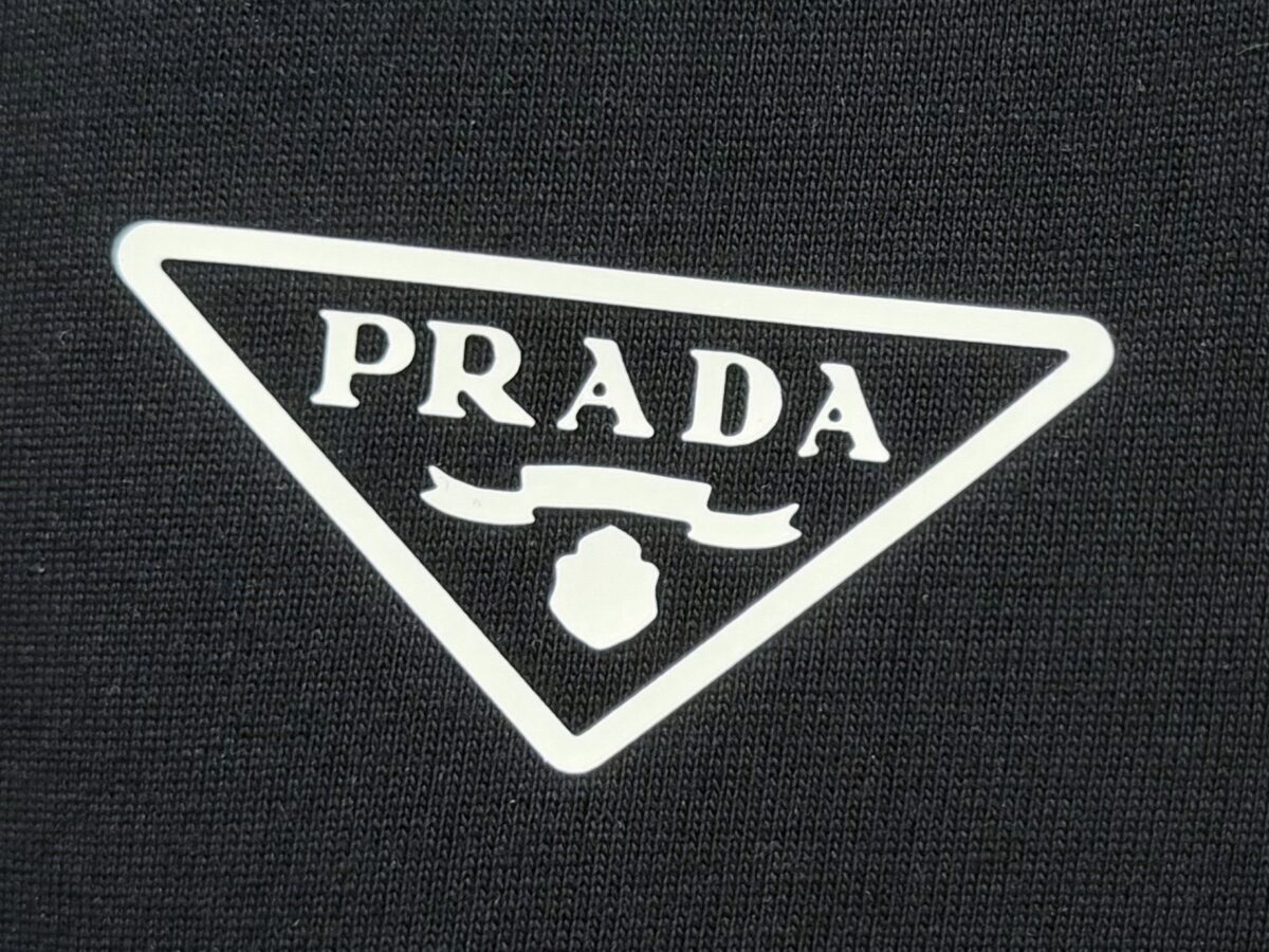 weigou_197957_4_df41856c27 P70 【PRADA】普拉达26SS经典压胶字母短袖T恤男女同款 采用顶级280克定制双纱纯棉面料质感非常柔软舒服 搭配320克1x1螺纹(面料螺纹同缸定染无色差不易变形)定制 领标洗水唛吊牌 包装🎗 os落肩宽松版型春夏最新砖柜同步男女同款 颜色:黑色,白色 尺码:XS-L