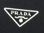 weigou_197957_4_df41856c27 P70 【PRADA】普拉达26SS经典压胶字母短袖T恤男女同款 采用顶级280克定制双纱纯棉面料质感非常柔软舒服 搭配320克1x1螺纹(面料螺纹同缸定染无色差不易变形)定制 领标洗水唛吊牌 包装🎗 os落肩宽松版型春夏最新砖柜同步男女同款 颜色:黑色,白色 尺码:XS-L