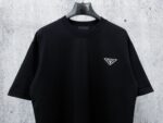weigou_197957_5_384ae63eeb P70 【PRADA】普拉达26SS经典压胶字母短袖T恤男女同款 采用顶级280克定制双纱纯棉面料质感非常柔软舒服 搭配320克1x1螺纹(面料螺纹同缸定染无色差不易变形)定制 领标洗水唛吊牌 包装🎗 os落肩宽松版型春夏最新砖柜同步男女同款 颜色:黑色,白色 尺码:XS-L