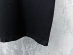 weigou_197957_6_b452cbcb32 P70 【PRADA】普拉达26SS经典压胶字母短袖T恤男女同款 采用顶级280克定制双纱纯棉面料质感非常柔软舒服 搭配320克1x1螺纹(面料螺纹同缸定染无色差不易变形)定制 领标洗水唛吊牌 包装🎗 os落肩宽松版型春夏最新砖柜同步男女同款 颜色:黑色,白色 尺码:XS-L