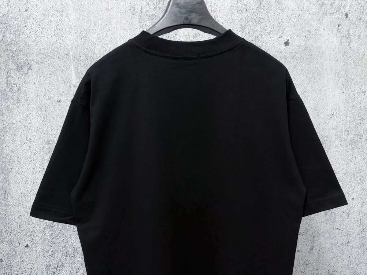 weigou_197957_7_057270d2fb P70 【PRADA】普拉达26SS经典压胶字母短袖T恤男女同款 采用顶级280克定制双纱纯棉面料质感非常柔软舒服 搭配320克1x1螺纹(面料螺纹同缸定染无色差不易变形)定制 领标洗水唛吊牌 包装🎗 os落肩宽松版型春夏最新砖柜同步男女同款 颜色:黑色,白色 尺码:XS-L