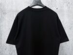 weigou_197957_7_057270d2fb P70 【PRADA】普拉达26SS经典压胶字母短袖T恤男女同款 采用顶级280克定制双纱纯棉面料质感非常柔软舒服 搭配320克1x1螺纹(面料螺纹同缸定染无色差不易变形)定制 领标洗水唛吊牌 包装🎗 os落肩宽松版型春夏最新砖柜同步男女同款 颜色:黑色,白色 尺码:XS-L