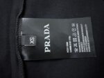 weigou_197957_8_9ac8c8408b P70 【PRADA】普拉达26SS经典压胶字母短袖T恤男女同款 采用顶级280克定制双纱纯棉面料质感非常柔软舒服 搭配320克1x1螺纹(面料螺纹同缸定染无色差不易变形)定制 领标洗水唛吊牌 包装🎗 os落肩宽松版型春夏最新砖柜同步男女同款 颜色:黑色,白色 尺码:XS-L