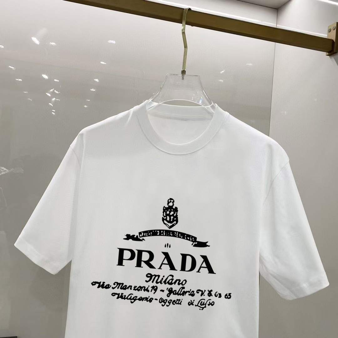 P70 普拉达 2026早春新款首发专柜最新款短袖圆领T恤 高端订制 设计前卫时尚！高端定制高支长绒棉面料.穿着舒适.专柜级别精致车线.做工精细.上身效果无敌帅气！型男必备单品！ 码数： S M L XL XXL 胸围：50 52 55 58 61 衣长：69 71 73 75 77 肩宽：48 50 53 56 58 袖长：22 23 24 尺寸由于手工测量，存在1-3CM左右的偏差
