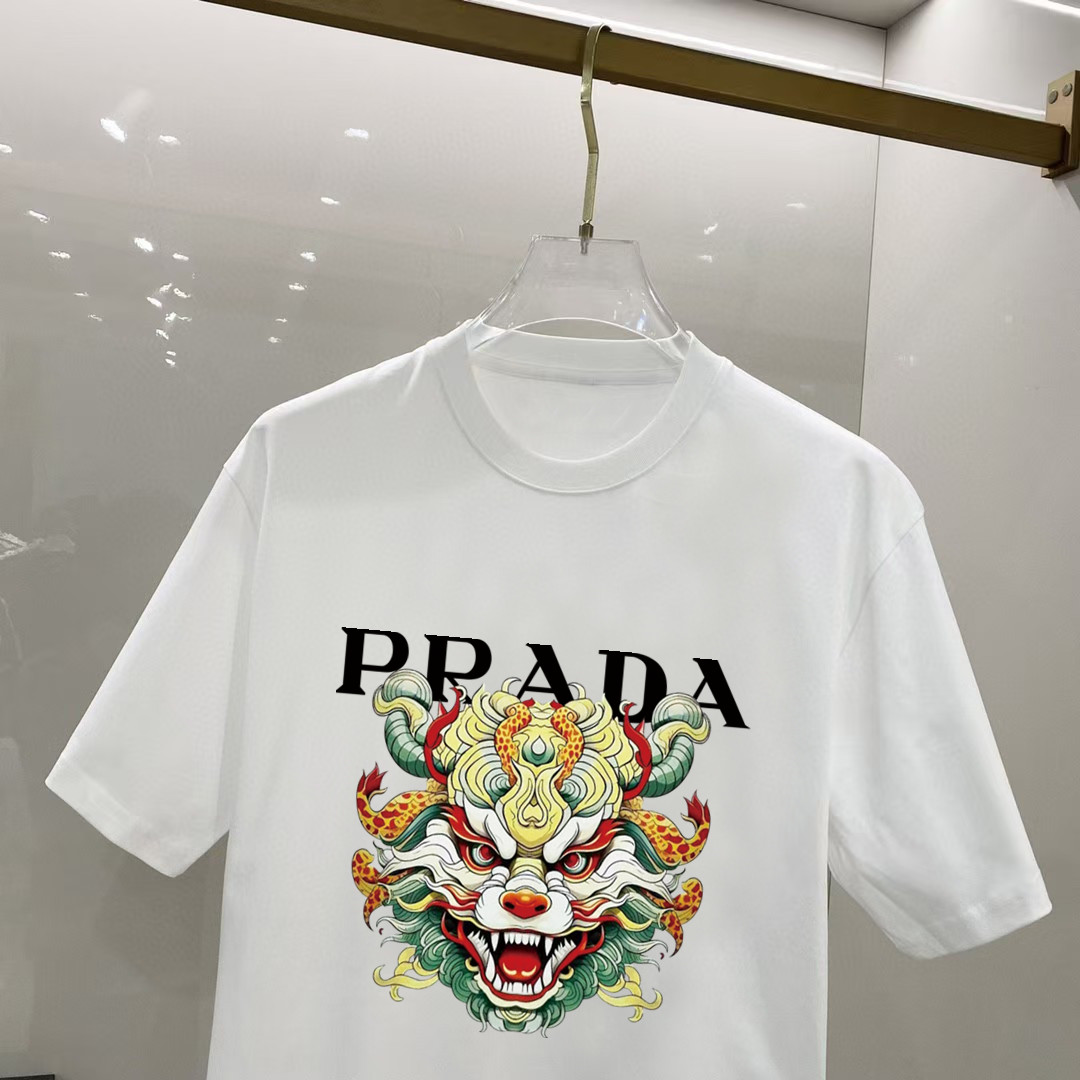 P70 普拉达 2026早春新款首发专柜最新款短袖圆领T恤 高端订制 设计前卫时尚！高端定制高支长绒棉面料.穿着舒适.专柜级别精致车线.做工精细.上身效果无敌帅气！型男必备单品！ 码数： S M L XL XXL 胸围：50 52 55 58 61 衣长：69 71 73 75 77 肩宽：48 50 53 56 58 袖长：22 23 24 尺寸由于手工测量，存在1-3CM左右的偏差