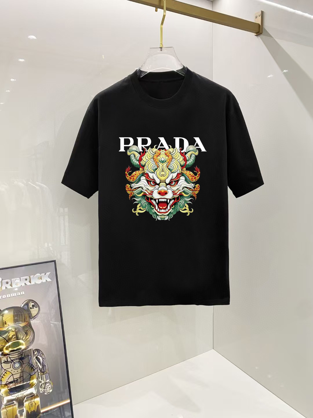 P70 普拉达 2026早春新款首发专柜最新款短袖圆领T恤 高端订制 设计前卫时尚！高端定制高支长绒棉面料.穿着舒适.专柜级别精致车线.做工精细.上身效果无敌帅气！型男必备单品！ 码数： S M L XL XXL 胸围：50 52 55 58 61 衣长：69 71 73 75 77 肩宽：48 50 53 56 58 袖长：22 23 24 尺寸由于手工测量，存在1-3CM左右的偏差
