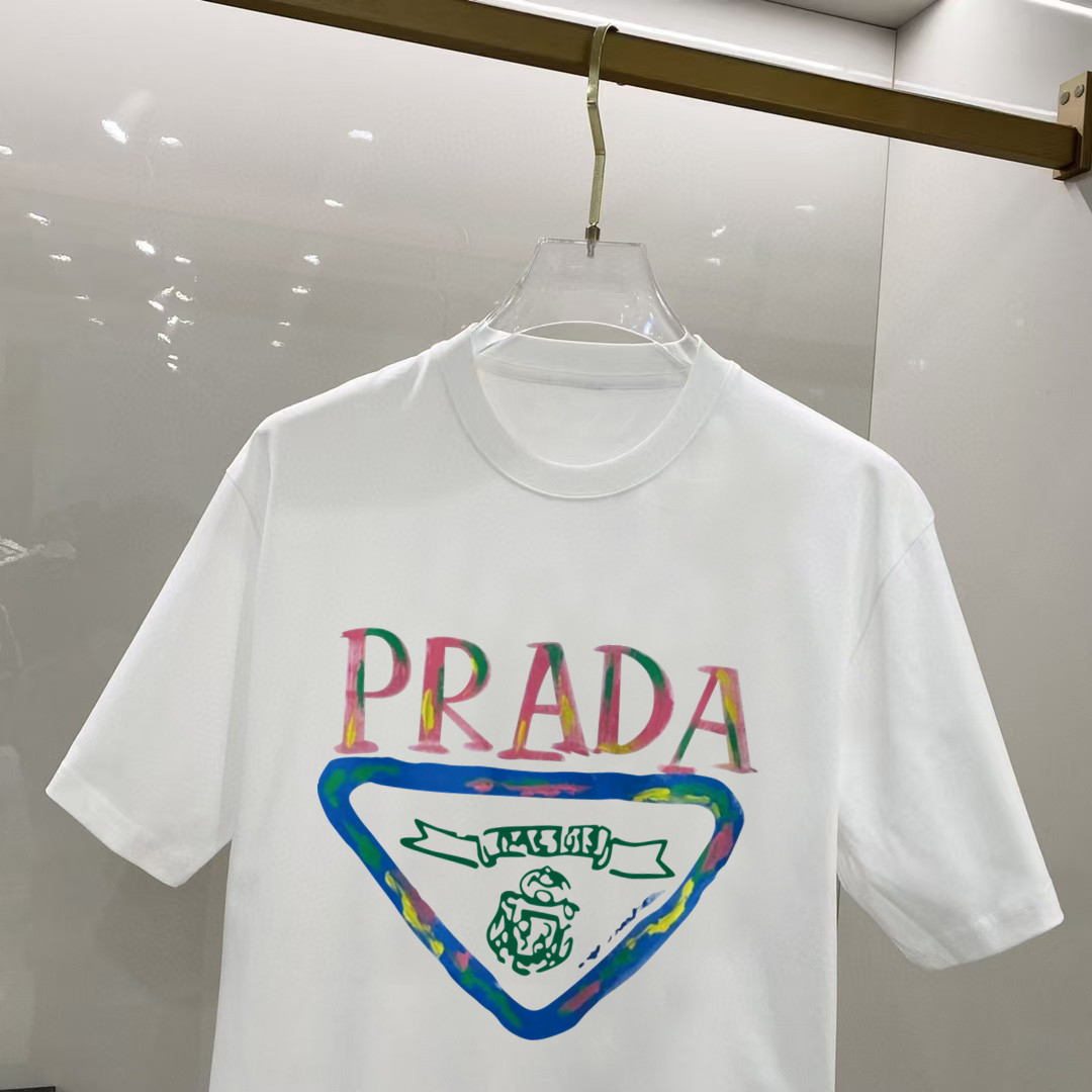 P70 普拉达 2026早春新款首发专柜最新款短袖圆领T恤 高端订制 设计前卫时尚！高端定制高支长绒棉面料.穿着舒适.专柜级别精致车线.做工精细.上身效果无敌帅气！型男必备单品！ 码数： S M L XL XXL 胸围：50 52 55 58 61 衣长：69 71 73 75 77 肩宽：48 50 53 56 58 袖长：22 23 24 尺寸由于手工测量，存在1-3CM左右的偏差