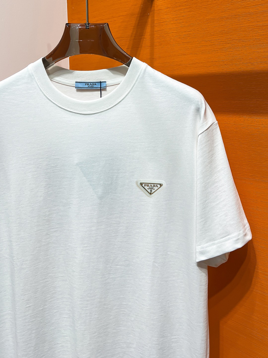 P70 PRADA# 春夏顶级专柜同步短袖T恤（3标齐全） 采用客供进口100%-32支双股新疆棉面料制成，专柜原版面料，品牌辨识度超级强，高街与精致风情十足，绝对能成为高街出镜不二之选，面料质地厚实，质感和舒适感方面极具话语权，手感细腻 穿着舒适，上身效果炒鸡好。纯棉材质，这种棉很特别，手感是很柔润的，双面肌理，真的是这么久第一次拿到这样的机能面料，真呀真的好！不是烂大街的款和料，直男们一定喜欢！ 顶级元素融合打造，经典潮男时尚，无论是上身舒适度都是无可比拟的存在，可以说夏日必备，并且时尚性更强轻松打造时髦穿搭的超强单品，诠释你的奢华与品位，打造你的时尚风情魅力所在 时尚圆领胸T恤 此款T恤工艺精湛、设计感十足！搭配潮流有范！上身格调高雅、内外兼修、集时尚与舒适于一身的必备单品看似基础的男T，实则不然，可以单穿，也可以里面再打个底，一件穿四季是没问题的，货是真的真的好！原厂出来的，手指头数的过来的量，没多少件，你的他能不能拥有就看你的手速了 定织型的双层罗纹领口设计,平整服贴不易变形.品牌标识依旧,营造出另类的奢华时尚气息,成为年度破茧而出的新概念. 两色发售：白色 黑色 码数：S M L XL 2XL