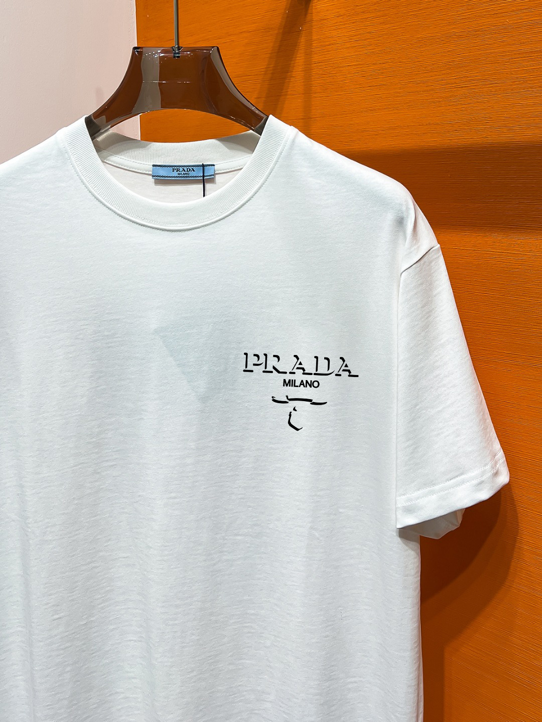 P70 PRADA# 春夏顶级专柜同步短袖T恤（3标齐全） 采用客供进口100%-32支双股新疆棉面料制成，专柜原版面料，品牌辨识度超级强，高街与精致风情十足，绝对能成为高街出镜不二之选，面料质地厚实，质感和舒适感方面极具话语权，手感细腻 穿着舒适，上身效果炒鸡好。纯棉材质，这种棉很特别，手感是很柔润的，双面肌理，真的是这么久第一次拿到这样的机能面料，真呀真的好！不是烂大街的款和料，直男们一定喜欢！ 顶级元素融合打造，经典潮男时尚，无论是上身舒适度都是无可比拟的存在，可以说夏日必备，并且时尚性更强轻松打造时髦穿搭的超强单品，诠释你的奢华与品位，打造你的时尚风情魅力所在 时尚圆领胸T恤 此款T恤工艺精湛、设计感十足！搭配潮流有范！上身格调高雅、内外兼修、集时尚与舒适于一身的必备单品看似基础的男T，实则不然，可以单穿，也可以里面再打个底，一件穿四季是没问题的，货是真的真的好！原厂出来的，手指头数的过来的量，没多少件，你的他能不能拥有就看你的手速了 定织型的双层罗纹领口设计,平整服贴不易变形.品牌标识依旧,营造出另类的奢华时尚气息,成为年度破茧而出的新概念. 两色发售：白色 黑色 码数：S M L XL 2XL