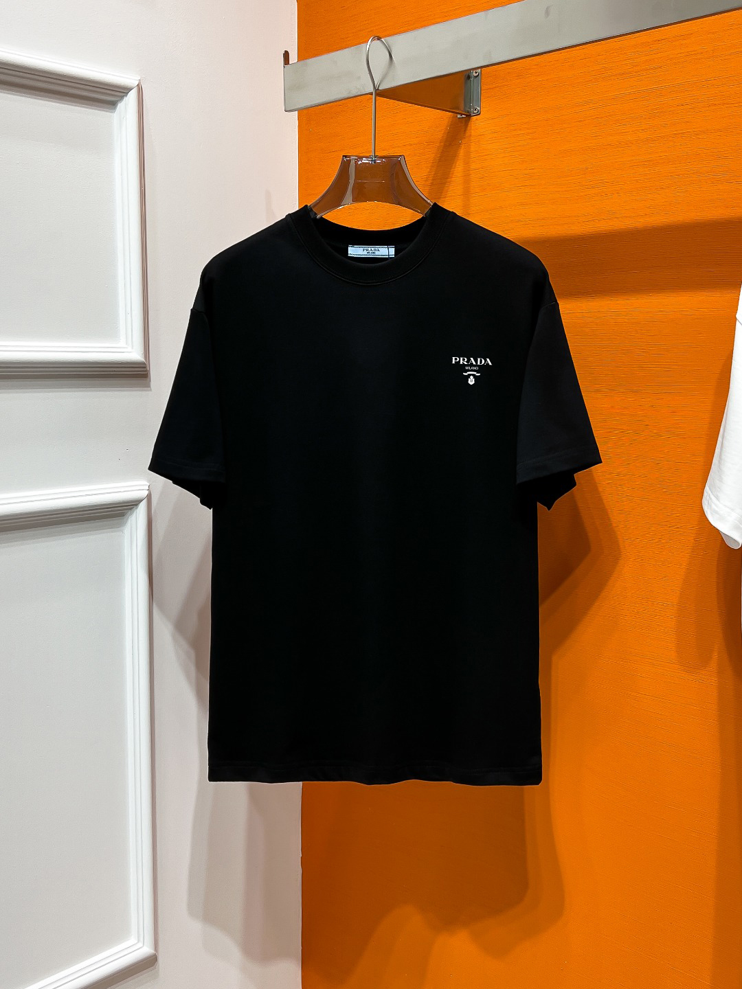 P70 PRADA# 春夏顶级专柜同步短袖T恤（3标齐全） 采用客供进口100%-32支双股新疆棉面料制成，专柜原版面料，品牌辨识度超级强，高街与精致风情十足，绝对能成为高街出镜不二之选，面料质地厚实，质感和舒适感方面极具话语权，手感细腻 穿着舒适，上身效果炒鸡好。纯棉材质，这种棉很特别，手感是很柔润的，双面肌理，真的是这么久第一次拿到这样的机能面料，真呀真的好！不是烂大街的款和料，直男们一定喜欢！ 顶级元素融合打造，经典潮男时尚，无论是上身舒适度都是无可比拟的存在，可以说夏日必备，并且时尚性更强轻松打造时髦穿搭的超强单品，诠释你的奢华与品位，打造你的时尚风情魅力所在 时尚圆领胸T恤 此款T恤工艺精湛、设计感十足！搭配潮流有范！上身格调高雅、内外兼修、集时尚与舒适于一身的必备单品看似基础的男T，实则不然，可以单穿，也可以里面再打个底，一件穿四季是没问题的，货是真的真的好！原厂出来的，手指头数的过来的量，没多少件，你的他能不能拥有就看你的手速了 定织型的双层罗纹领口设计,平整服贴不易变形.品牌标识依旧,营造出另类的奢华时尚气息,成为年度破茧而出的新概念. 两色发售：白色 黑色 码数：S M L XL 2XL