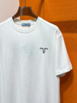 P70 PRADA# 春夏顶级专柜同步短袖T恤（3标齐全） 采用客供进口100%-32支双股新疆棉面料制成，专柜原版面料，品牌辨识度超级强，高街与精致风情十足，绝对能成为高街出镜不二之选，面料质地厚实，质感和舒适感方面极具话语权，手感细腻 穿着舒适，上身效果炒鸡好。纯棉材质，这种棉很特别，手感是很柔润的，双面肌理，真的是这么久第一次拿到这样的机能面料，真呀真的好！不是烂大街的款和料，直男们一定喜欢！ 顶级元素融合打造，经典潮男时尚，无论是上身舒适度都是无可比拟的存在，可以说夏日必备，并且时尚性更强轻松打造时髦穿搭的超强单品，诠释你的奢华与品位，打造你的时尚风情魅力所在 时尚圆领胸T恤 此款T恤工艺精湛、设计感十足！搭配潮流有范！上身格调高雅、内外兼修、集时尚与舒适于一身的必备单品看似基础的男T，实则不然，可以单穿，也可以里面再打个底，一件穿四季是没问题的，货是真的真的好！原厂出来的，手指头数的过来的量，没多少件，你的他能不能拥有就看你的手速了 定织型的双层罗纹领口设计,平整服贴不易变形.品牌标识依旧,营造出另类的奢华时尚气息,成为年度破茧而出的新概念. 两色发售：白色 黑色 码数：S M L XL 2XL