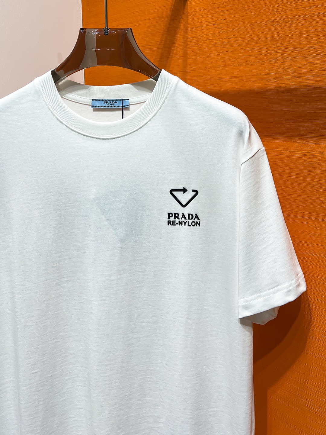 weigou_198335_4_b1f29f6f82 P70 PRADA# 春夏顶级专柜同步短袖T恤(3标齐全) 采用客供进口100%-32支双股新疆棉面料制成,专柜原版面料,品牌辨识度超级强,高街与精致风情十足,绝对能成为高街出镜不二之选,面料质地厚实,质感和舒适感方面极具话语权,手感细腻 穿着舒适,上身效果炒鸡好。纯棉材质,这种棉很特别,手感是很柔润的,双面肌理,真的是这么久第一次拿到这样的机能面料,真呀真的好!不是烂大街的款和料,直男们一定喜欢! 顶级元素融合打造,经典潮男时尚,无论是上身舒适度都是无可比拟的存在,可以说夏日必备,并且时尚性更强轻松打造时髦穿搭的超强单品,诠释你的奢华与品位,打造你的时尚风情魅力所在 时尚圆领胸T恤 此款T恤工艺精湛、设计感十足!搭配潮流有范!上身格调高雅、内外兼修、集时尚与舒适于一身的必备单品看似基础的男T,实则不然,可以单穿,也可以里面再打个底,一件穿四季是没问题的,货是真的真的好!原厂出来的,手指头数的过来的量,没多少件,你的他能不能拥有就看你的手速了 定织型的双层罗纹领口设计,平整服贴不易变形.品牌标识依旧,营造出另类的奢华时尚气息,成为年度破茧而出的新概念. 两色发售:白色 黑色 码数:S M L XL 2XL