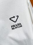 weigou_198335_5_375ad3590b P70 PRADA# 春夏顶级专柜同步短袖T恤(3标齐全) 采用客供进口100%-32支双股新疆棉面料制成,专柜原版面料,品牌辨识度超级强,高街与精致风情十足,绝对能成为高街出镜不二之选,面料质地厚实,质感和舒适感方面极具话语权,手感细腻 穿着舒适,上身效果炒鸡好。纯棉材质,这种棉很特别,手感是很柔润的,双面肌理,真的是这么久第一次拿到这样的机能面料,真呀真的好!不是烂大街的款和料,直男们一定喜欢! 顶级元素融合打造,经典潮男时尚,无论是上身舒适度都是无可比拟的存在,可以说夏日必备,并且时尚性更强轻松打造时髦穿搭的超强单品,诠释你的奢华与品位,打造你的时尚风情魅力所在 时尚圆领胸T恤 此款T恤工艺精湛、设计感十足!搭配潮流有范!上身格调高雅、内外兼修、集时尚与舒适于一身的必备单品看似基础的男T,实则不然,可以单穿,也可以里面再打个底,一件穿四季是没问题的,货是真的真的好!原厂出来的,手指头数的过来的量,没多少件,你的他能不能拥有就看你的手速了 定织型的双层罗纹领口设计,平整服贴不易变形.品牌标识依旧,营造出另类的奢华时尚气息,成为年度破茧而出的新概念. 两色发售:白色 黑色 码数:S M L XL 2XL