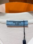 weigou_198335_6_56fa5b46c3 P70 PRADA# 春夏顶级专柜同步短袖T恤(3标齐全) 采用客供进口100%-32支双股新疆棉面料制成,专柜原版面料,品牌辨识度超级强,高街与精致风情十足,绝对能成为高街出镜不二之选,面料质地厚实,质感和舒适感方面极具话语权,手感细腻 穿着舒适,上身效果炒鸡好。纯棉材质,这种棉很特别,手感是很柔润的,双面肌理,真的是这么久第一次拿到这样的机能面料,真呀真的好!不是烂大街的款和料,直男们一定喜欢! 顶级元素融合打造,经典潮男时尚,无论是上身舒适度都是无可比拟的存在,可以说夏日必备,并且时尚性更强轻松打造时髦穿搭的超强单品,诠释你的奢华与品位,打造你的时尚风情魅力所在 时尚圆领胸T恤 此款T恤工艺精湛、设计感十足!搭配潮流有范!上身格调高雅、内外兼修、集时尚与舒适于一身的必备单品看似基础的男T,实则不然,可以单穿,也可以里面再打个底,一件穿四季是没问题的,货是真的真的好!原厂出来的,手指头数的过来的量,没多少件,你的他能不能拥有就看你的手速了 定织型的双层罗纹领口设计,平整服贴不易变形.品牌标识依旧,营造出另类的奢华时尚气息,成为年度破茧而出的新概念. 两色发售:白色 黑色 码数:S M L XL 2XL