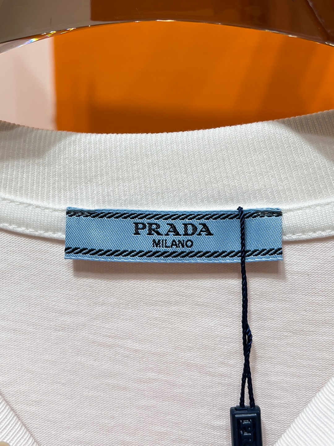 weigou_198335_6_56fa5b46c3 P70 PRADA# 春夏顶级专柜同步短袖T恤(3标齐全) 采用客供进口100%-32支双股新疆棉面料制成,专柜原版面料,品牌辨识度超级强,高街与精致风情十足,绝对能成为高街出镜不二之选,面料质地厚实,质感和舒适感方面极具话语权,手感细腻 穿着舒适,上身效果炒鸡好。纯棉材质,这种棉很特别,手感是很柔润的,双面肌理,真的是这么久第一次拿到这样的机能面料,真呀真的好!不是烂大街的款和料,直男们一定喜欢! 顶级元素融合打造,经典潮男时尚,无论是上身舒适度都是无可比拟的存在,可以说夏日必备,并且时尚性更强轻松打造时髦穿搭的超强单品,诠释你的奢华与品位,打造你的时尚风情魅力所在 时尚圆领胸T恤 此款T恤工艺精湛、设计感十足!搭配潮流有范!上身格调高雅、内外兼修、集时尚与舒适于一身的必备单品看似基础的男T,实则不然,可以单穿,也可以里面再打个底,一件穿四季是没问题的,货是真的真的好!原厂出来的,手指头数的过来的量,没多少件,你的他能不能拥有就看你的手速了 定织型的双层罗纹领口设计,平整服贴不易变形.品牌标识依旧,营造出另类的奢华时尚气息,成为年度破茧而出的新概念. 两色发售:白色 黑色 码数:S M L XL 2XL