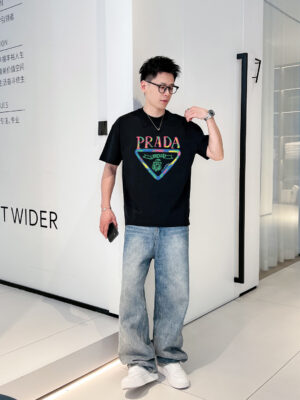 weigou_198350_0_fa45e18b0f P70 普拉达 春夏新款首发专柜最新款短袖圆领T恤 高端订制 设计前卫时尚!高端定制高支棉面料.手感柔软.穿着舒适.专柜级别精致车线.做工精细.上身效果无敌帅气!型男必备单品!码数:S-2XL