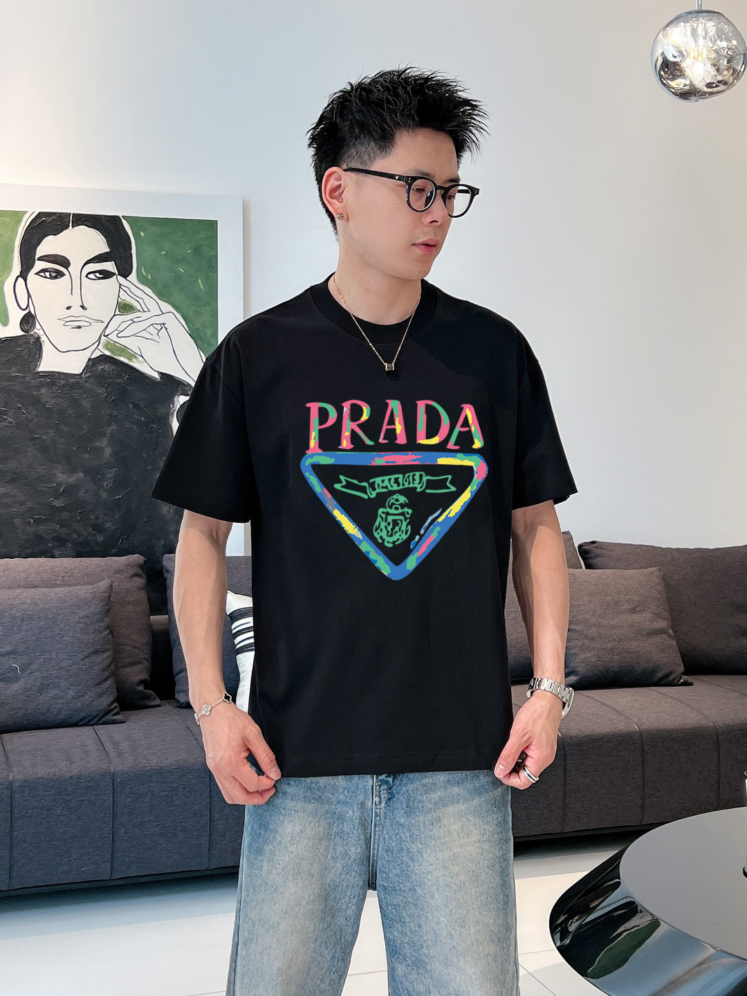 P70 普拉达 春夏新款首发专柜最新款短袖圆领T恤 高端订制 设计前卫时尚！高端定制高支棉面料.手感柔软.穿着舒适.专柜级别精致车线.做工精细.上身效果无敌帅气！型男必备单品！码数：S-2XL