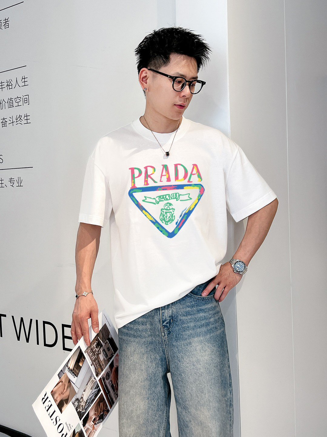 P70 普拉达 春夏新款首发专柜最新款短袖圆领T恤 高端订制 设计前卫时尚！高端定制高支棉面料.手感柔软.穿着舒适.专柜级别精致车线.做工精细.上身效果无敌帅气！型男必备单品！码数：S-2XL