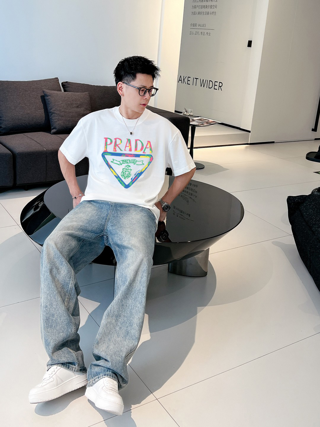 P70 普拉达 春夏新款首发专柜最新款短袖圆领T恤 高端订制 设计前卫时尚！高端定制高支棉面料.手感柔软.穿着舒适.专柜级别精致车线.做工精细.上身效果无敌帅气！型男必备单品！码数：S-2XL