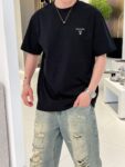 P70 普拉达 春夏新款首发专柜最新款短袖圆领T恤 高端订制 设计前卫时尚！高端定制高支棉面料.手感柔软.穿着舒适.专柜级别精致车线.做工精细.上身效果无敌帅气！型男必备单品！码数：S-2XL