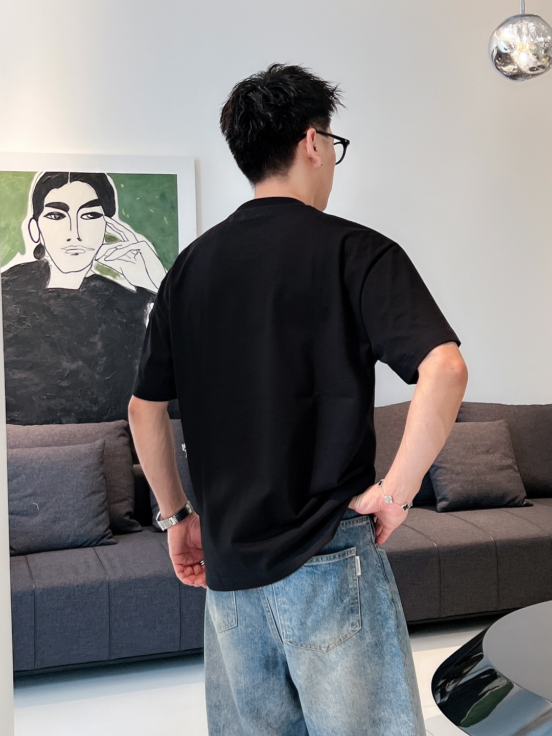 P70 普拉达 春夏新款首发专柜最新款短袖圆领T恤 高端订制 设计前卫时尚！高端定制高支棉面料.手感柔软.穿着舒适.专柜级别精致车线.做工精细.上身效果无敌帅气！型男必备单品！码数：S-2XL