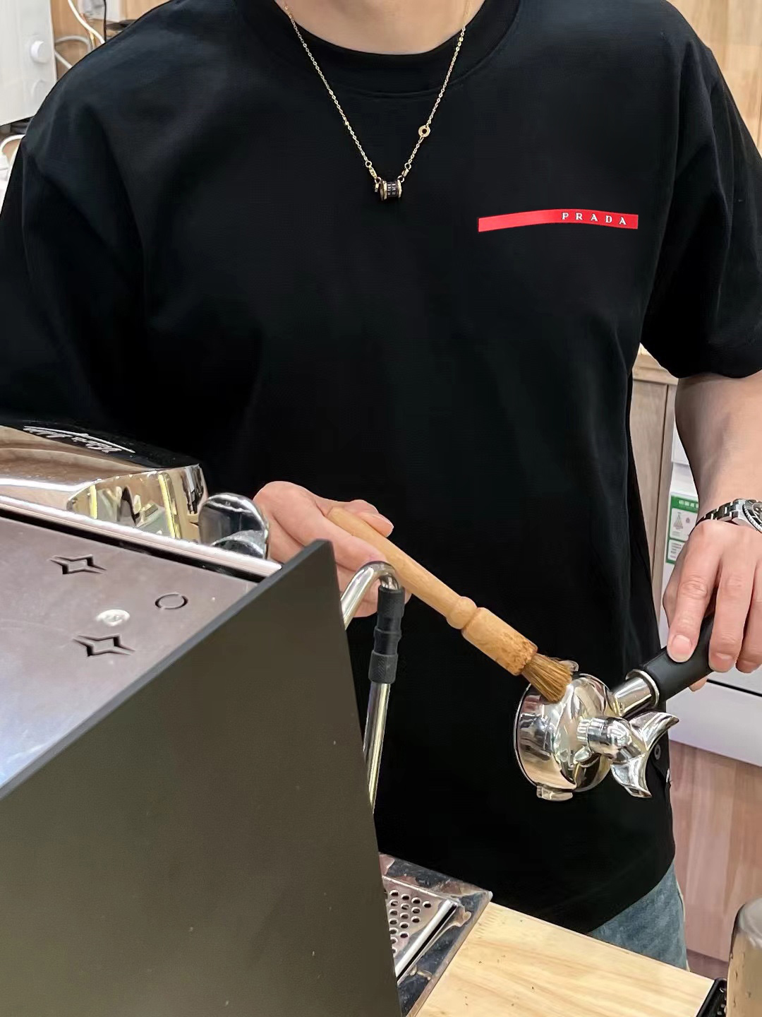 P70 普拉达 春夏新款首发专柜最新款短袖圆领T恤 高端订制 设计前卫时尚！高端定制高支棉面料.手感柔软.穿着舒适.专柜级别精致车线.做工精细.上身效果无敌帅气！型男必备单品！码数：S-2XL