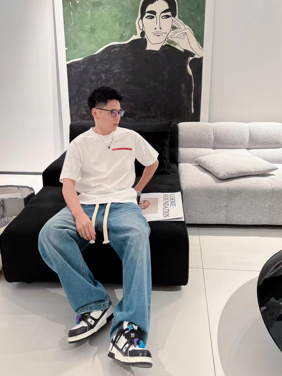 P70 普拉达 春夏新款首发专柜最新款短袖圆领T恤 高端订制 设计前卫时尚！高端定制高支棉面料.手感柔软.穿着舒适.专柜级别精致车线.做工精细.上身效果无敌帅气！型男必备单品！码数：S-2XL