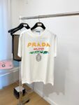 P70 普拉达、新品短袖T恤，帅气时尚，胸前图案字母logo，简约百搭款。面料260g特制纯棉 不仅挺括，保持潮流的廓形，又穿着舒适，纱织更细腻，码数S-XXL（微宽松版型）