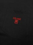 weigou_198509_4_d1c36dca07 P80 Celine 刺绣口袋短袖 定制纯棉平纹丝光布 柔软细腻 舒适贴肤 以一抹深邃黑诠释低调奢华 樱桃红的丝线Logo刺绣在面料上翩翩起舞 CELINE PARIS TRIOMPHE刺绣饰以胸前口袋 对克制美学的极致诠释 拥有不费力的优雅 以简驭繁 以质胜量 尽显品味 工艺1:采用进口机刺绣工艺 使用先进的计算机控制系统和精密的机械部件 实现Celine 字母刺绣作业 精度高 线条流畅而细腻 工艺2: 面料都经过浇洗 手感质感更佳 不易变形 不易缩水 不易褪色 保持长久的美观 辅料: 定制1:1 Celine商标 版型: 宽松版型 尺码: XS S M L