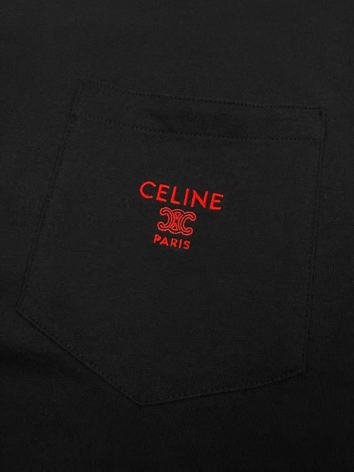 weigou_198509_4_d1c36dca07 P80 Celine 刺绣口袋短袖 定制纯棉平纹丝光布 柔软细腻 舒适贴肤 以一抹深邃黑诠释低调奢华 樱桃红的丝线Logo刺绣在面料上翩翩起舞 CELINE PARIS TRIOMPHE刺绣饰以胸前口袋 对克制美学的极致诠释 拥有不费力的优雅 以简驭繁 以质胜量 尽显品味 工艺1:采用进口机刺绣工艺 使用先进的计算机控制系统和精密的机械部件 实现Celine 字母刺绣作业 精度高 线条流畅而细腻 工艺2: 面料都经过浇洗 手感质感更佳 不易变形 不易缩水 不易褪色 保持长久的美观 辅料: 定制1:1 Celine商标 版型: 宽松版型 尺码: XS S M L
