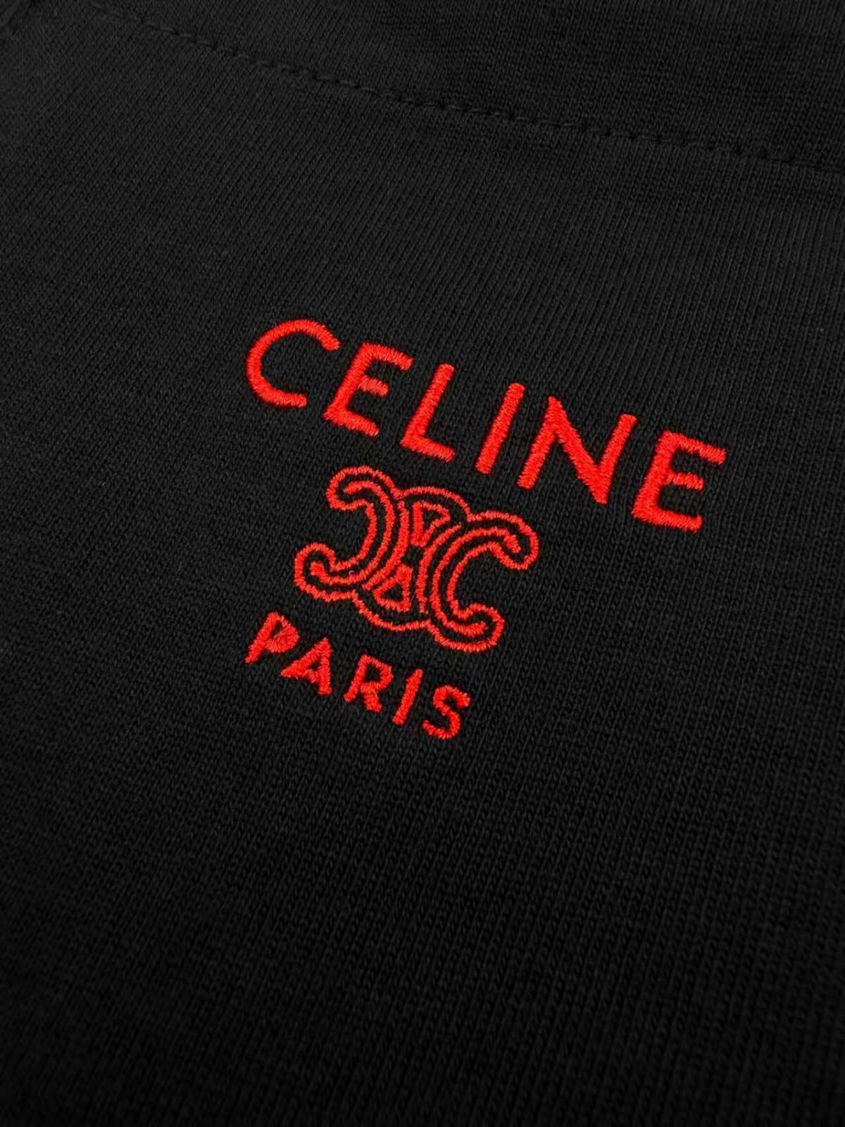 weigou_198509_5_8f1210df9d P80 Celine 刺绣口袋短袖 定制纯棉平纹丝光布 柔软细腻 舒适贴肤 以一抹深邃黑诠释低调奢华 樱桃红的丝线Logo刺绣在面料上翩翩起舞 CELINE PARIS TRIOMPHE刺绣饰以胸前口袋 对克制美学的极致诠释 拥有不费力的优雅 以简驭繁 以质胜量 尽显品味 工艺1:采用进口机刺绣工艺 使用先进的计算机控制系统和精密的机械部件 实现Celine 字母刺绣作业 精度高 线条流畅而细腻 工艺2: 面料都经过浇洗 手感质感更佳 不易变形 不易缩水 不易褪色 保持长久的美观 辅料: 定制1:1 Celine商标 版型: 宽松版型 尺码: XS S M L