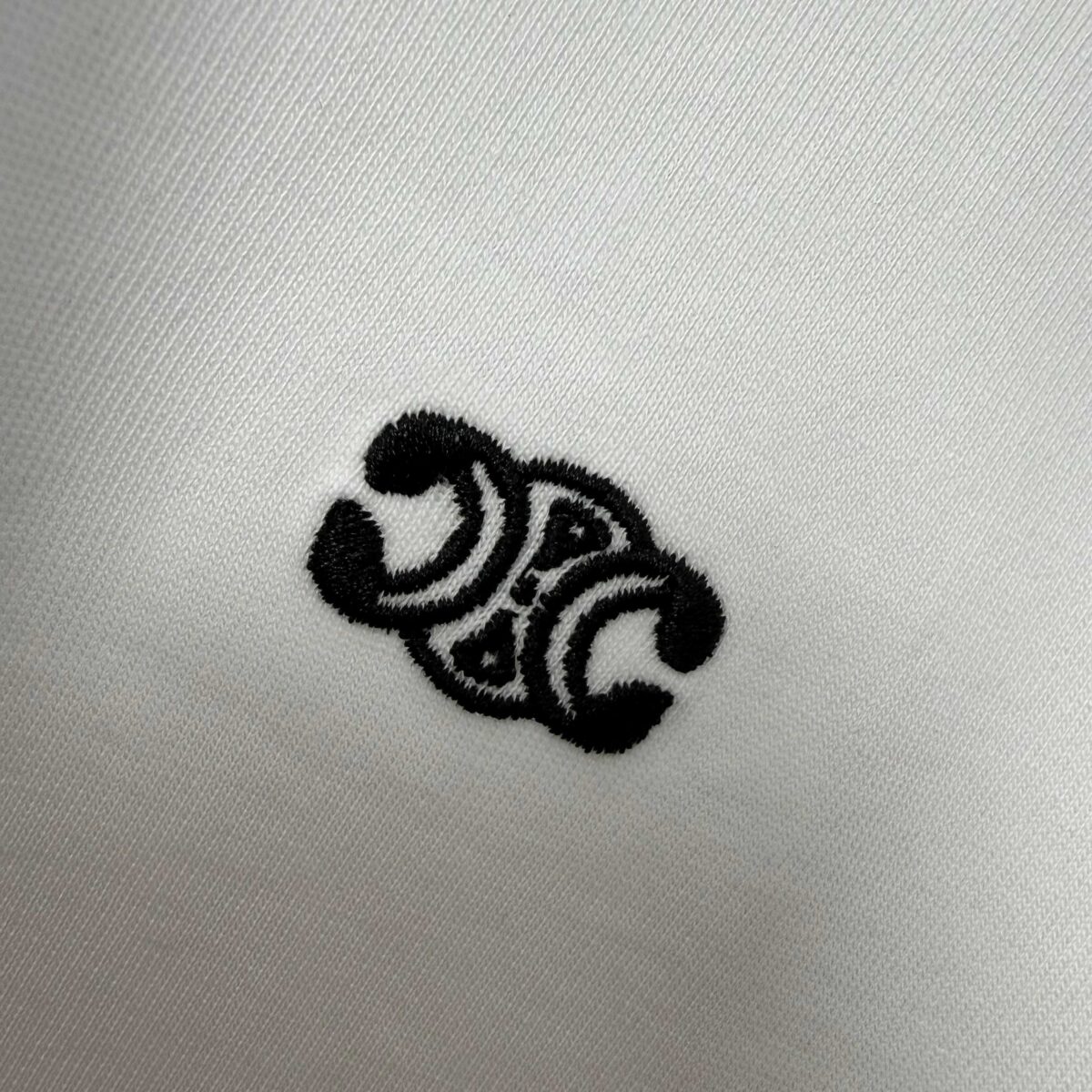 P75 Celi* 塞琳 塞林 2026春夏款 简约字母刺绣工艺个性logo 定制双纱平纹纯棉面料 短袖T恤 男女同款 颜色：黑色 白色 绿色 紫色 尺码： S （90-130斤） M （120-150斤） L （140-165斤） XL （160-180斤） XXL （180-210斤）