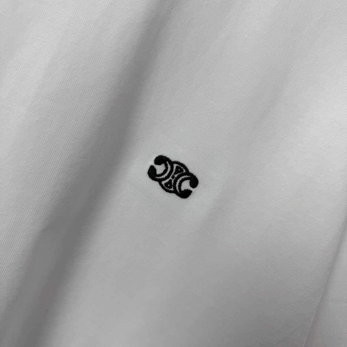 P75 Celi* 塞琳 塞林 2026春夏款 简约字母刺绣工艺个性logo 定制双纱平纹纯棉面料 短袖T恤 男女同款 颜色：黑色 白色 绿色 紫色 尺码： S （90-130斤） M （120-150斤） L （140-165斤） XL （160-180斤） XXL （180-210斤）