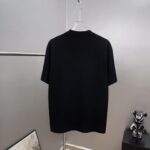 weigou_198622_1_79a7dcd1e0 P80 ce~ 赛琳 厚版滴胶字母 《区别通货面料》 双纱平纹,紧密纱线短袖T恤上身十分舒适,男女同款半袖,落肩宽松版型 颜色: 黑色 白色 咖啡色 尺码:S(90-130斤) M(125-150斤) L(135-165斤) XL(160-190斤) XXL(185-220斤)